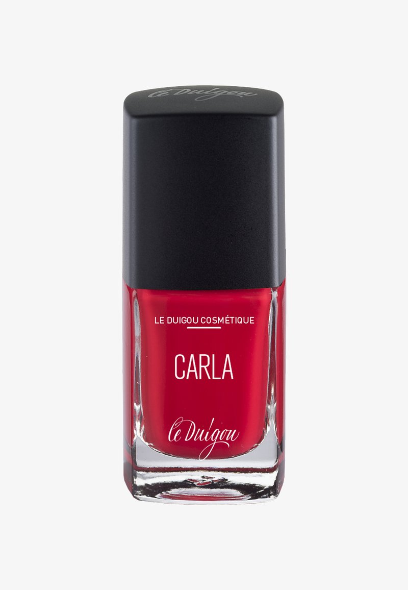 Roter Nagellack in einer quadratischen Glasflasche mit schwarzem Deckel. Das Etikett trägt in weißen Buchstaben die Aufschrift "CARLA" und "le Duigou cosmétique".