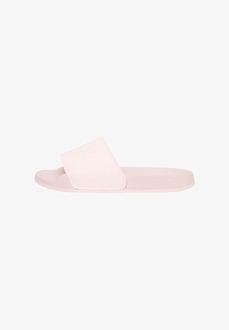 Sandale à glissière rose clair avec une large bride présentant un discret motif en X et une semelle plate sur fond blanc.