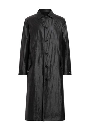Czarny, długi płaszcz na guziki wykonany z błyszczącego, pogniecionego materiału; posiada kołnierz, dwie boczne kieszenie oraz zatrzaski na rękawach.