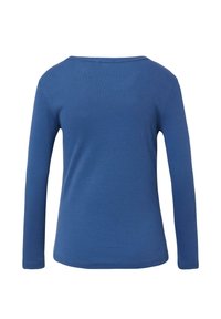 Ein einfarbendes blaues Langarmshirt mit rundem Halsausschnitt, von hinten auf einem weißen Hintergrund dargestellt.