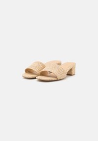 Beige vävda slidesandaler med två breda remmar och en kraftig texturerad klack. Slät fotbädd med öppen tådesign.