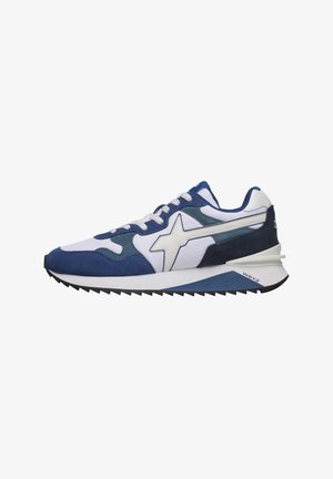 Scarpa sportiva blu e bianca con una combinazione di materiali in suede e mesh, un logo a forma di stella e una suola nera con texture.