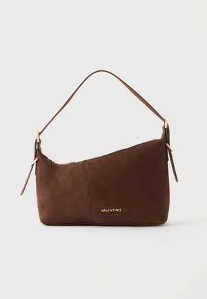 Hnedá semišová kabelka na rameno so zlatým kovovým kovaním, jedným popruhom, bočnými šnúrkami a malým zlatým logom "Valentino" na prednej strane, zobrazená na bielom pozadí.