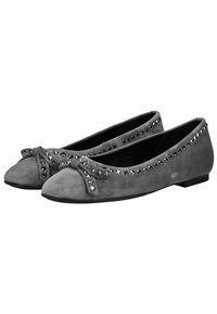 Bailarinas de ante gris con punta redonda, lazo decorativo y acentos de tachuelas a lo largo del borde superior. Suela de goma plana.