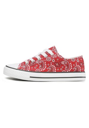 Zapatilla deportiva de lona roja con un patrón de cachemira, cordones blancos y suela de goma. Cuenta con una puntera blanca y dos franjas negras a lo largo de la suela.