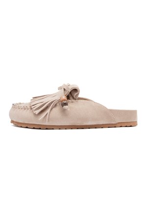 Mocassin beige en daim à enfiler avec franges et détail de perles en bois, semelle en caoutchouc, et bout arrondi cousu.