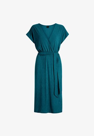 Teegrünes Wickelkleid mit kurzen Ärmeln, gebundenem Taillenband und vertikaler Rippstruktur. Knielang, V-Ausschnitt-Design, aus weichem, leichtem Stoff.