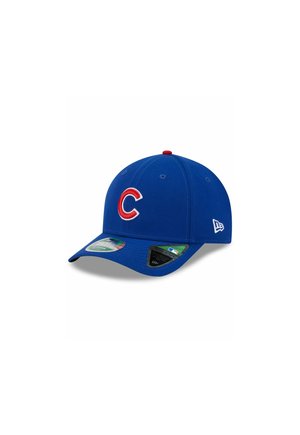 Casquette de baseball bleue avec logo "C" rouge à l'avant, dotée d'une visière incurvée et d'un bouton d'accent rouge sur le dessus. Tissu texturé et design à six panneaux.