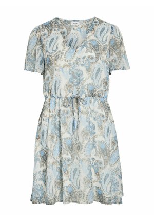 Robe à manches courtes avec motif paisley bleu clair et beige, col en V et ceinture à la taille sur un fond blanc.
