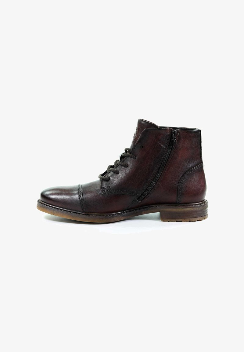 Brązowe skórzane botki za kostkę z sznurowanym przodem i bocznym zamkiem błyskawicznym, z okrągłym noskiem i teksturowaną powierzchnią, osadzone na płaskiej gumowej podeszwie.