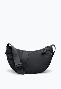 Sort polstret crossbody taske med en buet form, justerbar rem og lynlåslomme. Glat tekstur, minimalistisk design.