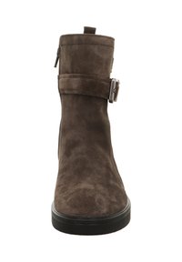 Stivaletto alla caviglia in pelle scamosciata marrone con punta arrotondata, cerniera laterale, cinturino regolabile con fibbia argentata e superficie testurizzata.