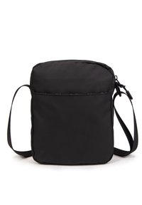 Borsa a tracolla nera in nylon con forma quadrata, tasca frontale con zip e tracolla regolabile. Presenta una texture liscia e un design minimalista.