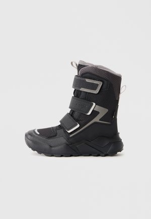 Zwarte winterboot met een bovenwerk van textiel, rubberen zool, drie klittenbandsluitingen en een gevoerde kraag, met een opvallende zilveren accent.