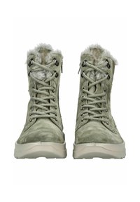 Zelené semišové kotníkové boty s šedým kožíškem, plochými tkaničkami a kovovými očky. Mají lehkou, strukturovanou podrážku pro lepší grip.