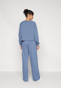 ONLY Play ONPBOB WIDE BRUSH  - Joggebukse - vintage indigo