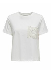 Hvid bomulds t-shirt med en tekstureret hæklet lomme på venstre side. Korte ærmer og rund halsudskæring, løs pasform.