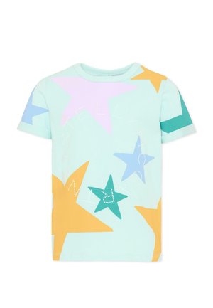 Lichtblauw T-shirt met korte mouwen, grote kleurrijke sterrenpatronen in geel, paars, groen en blauw, met kleine witte gestippelde tekst.