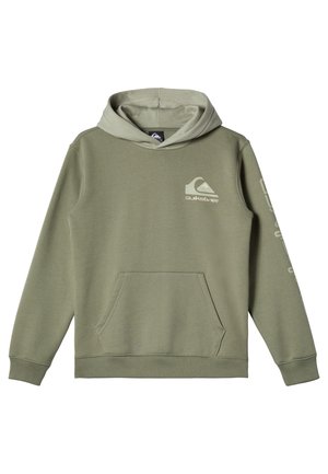 Olivengrøn hoodie med en kængurulomme, hætte med snor og Quiksilver-logo på brystet. Har lange ærmer med mærketekst.
