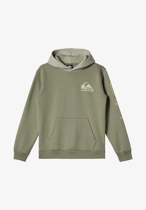 Olivengrøn hoodie med en kængurulomme, hætte med snor og Quiksilver-logo på brystet. Har lange ærmer med mærketekst.