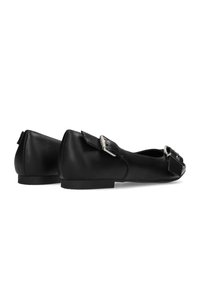 Zwarte leren ballerina's met een lage hak, een ronde neus, een decoratieve strik met gespdetail en een gladde textuur.