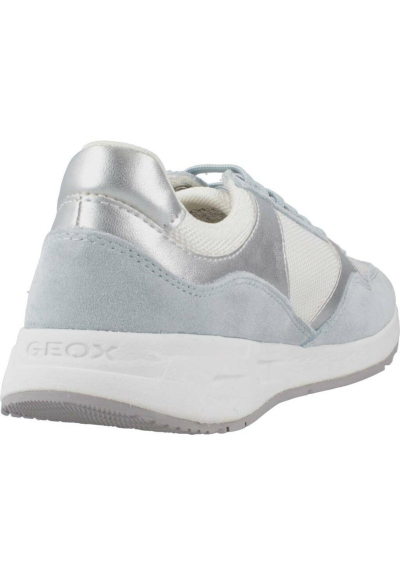 Baskets gris clair en matériaux suède et mesh, avec des accents argentés et une semelle en caoutchouc blanc. Présente une texture lisse et un design minimaliste.