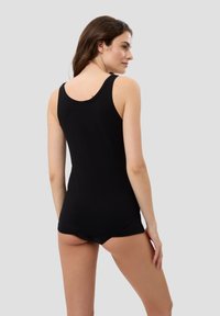 Schwarzes Tankini mit figurbetontem Design und rundem Rückenausschnitt. Hergestellt aus einem glatten, dehnbaren Stoff. Minimalistischer Stil ohne sichtbare Muster oder Akzente.