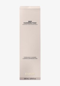 Babor Deep Cleansing Foam in una bottiglia alta, rettangolare, di un beige opaco. Presenta testo nero e logo dorato. Volume: 200 mL.