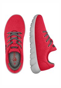 Rote Filz-Sneaker mit grauen Schnürsenkeln, gepolstertem Kragen und grauer Außensohle; Logo-Detail auf Zunge und Innensohle; minimalistisches Design.