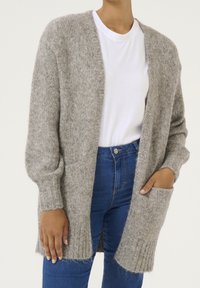 Hellgrauer Cardigan aus dickem Strickmaterial mit offenem Vorderteil, gerippten Bündchen und Saum sowie Seitentaschen.