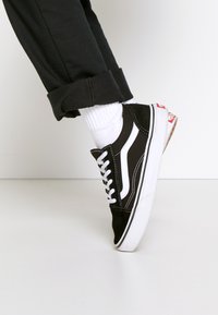 Vans - OLD SKOOL - Sporta apavi - black/true white Miniatūras attēls 1