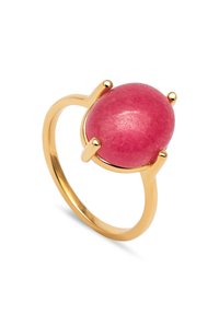Anillo de oro con una gran piedra ovalada rosa, sostenida por cuatro garras. La banda tiene un acabado suave que complementa la textura de la gema.