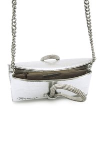 Bolso metálico plateado con acabado texturizado, con una correa de cadena, asas decorativas y un compartimento interior.