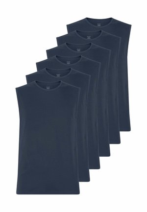 Sei canotte semplici blu scuro senza maniche con scollo tondo, disposte impilate in fila su sfondo bianco.