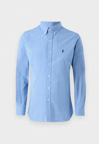 Camicia azzurra chiara in cotone, con colletto classico, maniche lunghe e un piccolo logo ricamato sul petto.