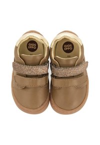 Zapatos infantiles de cuero marrón con una correa texturizada y brillante y forro beige. Presentan dos cierres de Velcro y un diseño de punta redonda.