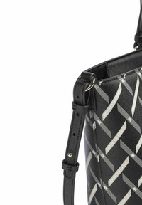 Bolsa tote negra con estampado que presenta un material texturizado, diseños geométricos en gris y una correa ajustable con herrajes en tono dorado.