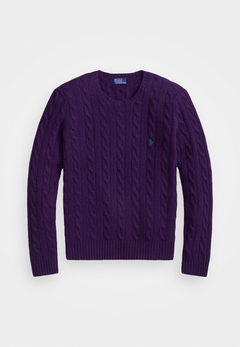Pull en maille torsadée violet avec un col rond, des poignets et un ourlet côtelés, arborant un petit emblème de logo vert sur la poitrine gauche.