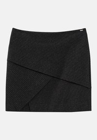 Jupe noire à rayures avec un design superposé ; présente un tissu texturé, un ourlet asymétrique et un petit accent métallique à l'arrière.