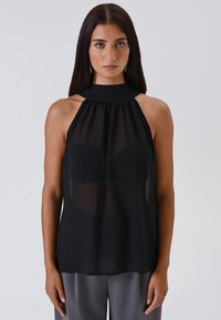 Top nero con colletto all'americana realizzato in tessuto trasparente, caratterizzato da un alto collo e una vestibilità ampia, con leggero drappeggio sulle spalle e sul retro.