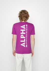 Alpha Industries BACK - Marškinėliai su spaudiniu - dark magenta