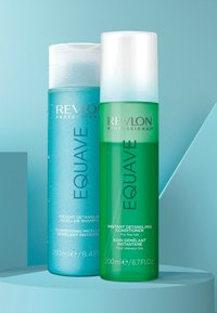 To flasker med Revlon Equave hårprodukter: en blå, gennemsigtig 250ml micellar shampoo med vanddråber, og en grøn 200ml balsam.