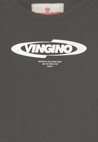 T-shirt cinza em algodão com um logotipo branco em destaque "VINGINO" e texto abaixo. Decote redondo e textura suave.