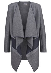 Larga chaqueta de punto gris con paneles oscuros que contrastan, con un dobladillo y cuello asimétricos y drapeados.