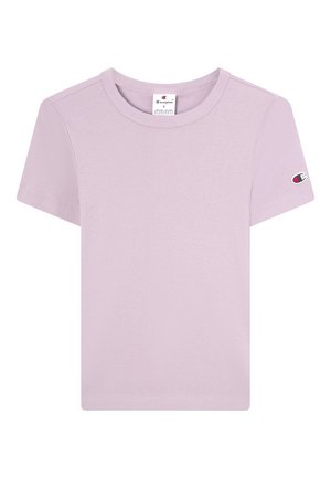 Jasnofioletowa koszulka Champion z krótkim rękawem, okrągłym dekoltem i małym logo na lewym rękawie.