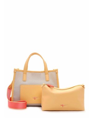 Żółta torebka z siateczki i skóry z dwiema uchwytami, odpinanym paskiem na ramię oraz dopasowaną saszetką na zamek. Dekoracyjny akcent z logo na obu elementach.
