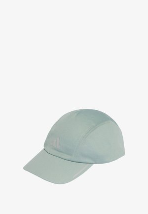 Cappellino da performance azzurro chiaro realizzato in tessuto testurizzato. Presenta una visiera curvata e dettagli riflettenti. Dettaglio logo ricamato sul davanti.