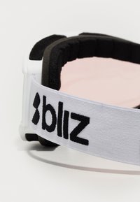 Vita snögoggles med en svart skuminteriör, med en vit justerbar rem med svart "bliz"-logotyp.
