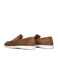 Chaussures a enfiler en suède marron avec une silhouette basse et une semelle en caoutchouc blanche, présentant un design simple et une texture lisse.