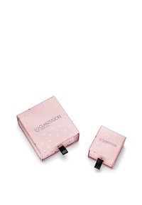 Rožiniai dovanų dėžutės su blizgiais auksiniais taškeliais, juodu traukimo užtrauktuku ir prekės ženklu "GLANZSTÜCKE MÜNCHEN", atspausdintu ant priekio.